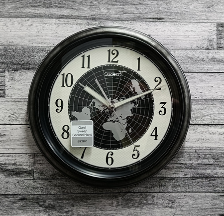 Zegar ścienny SEIKO QXA825S 32 cm luminescencyjna tarcza kontynenty
